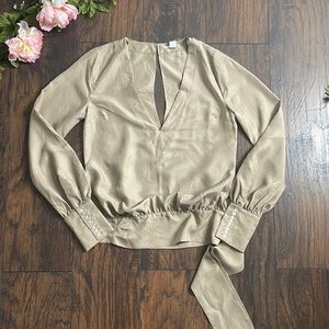 Chic sexy 100% Silk v-neckline blouse size 8